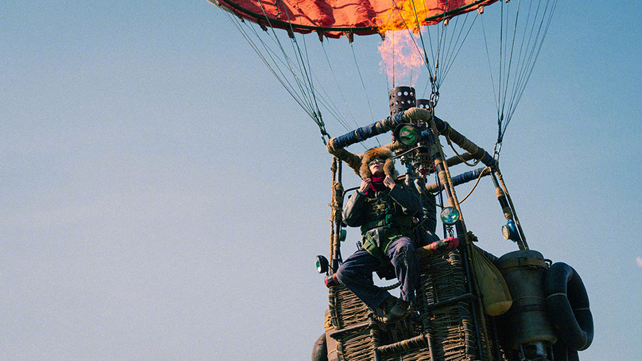 《飞行家》也可以叫“想飞的男孩”，更确切地说，它刻画的是“想飞的一代人”。向上飞
