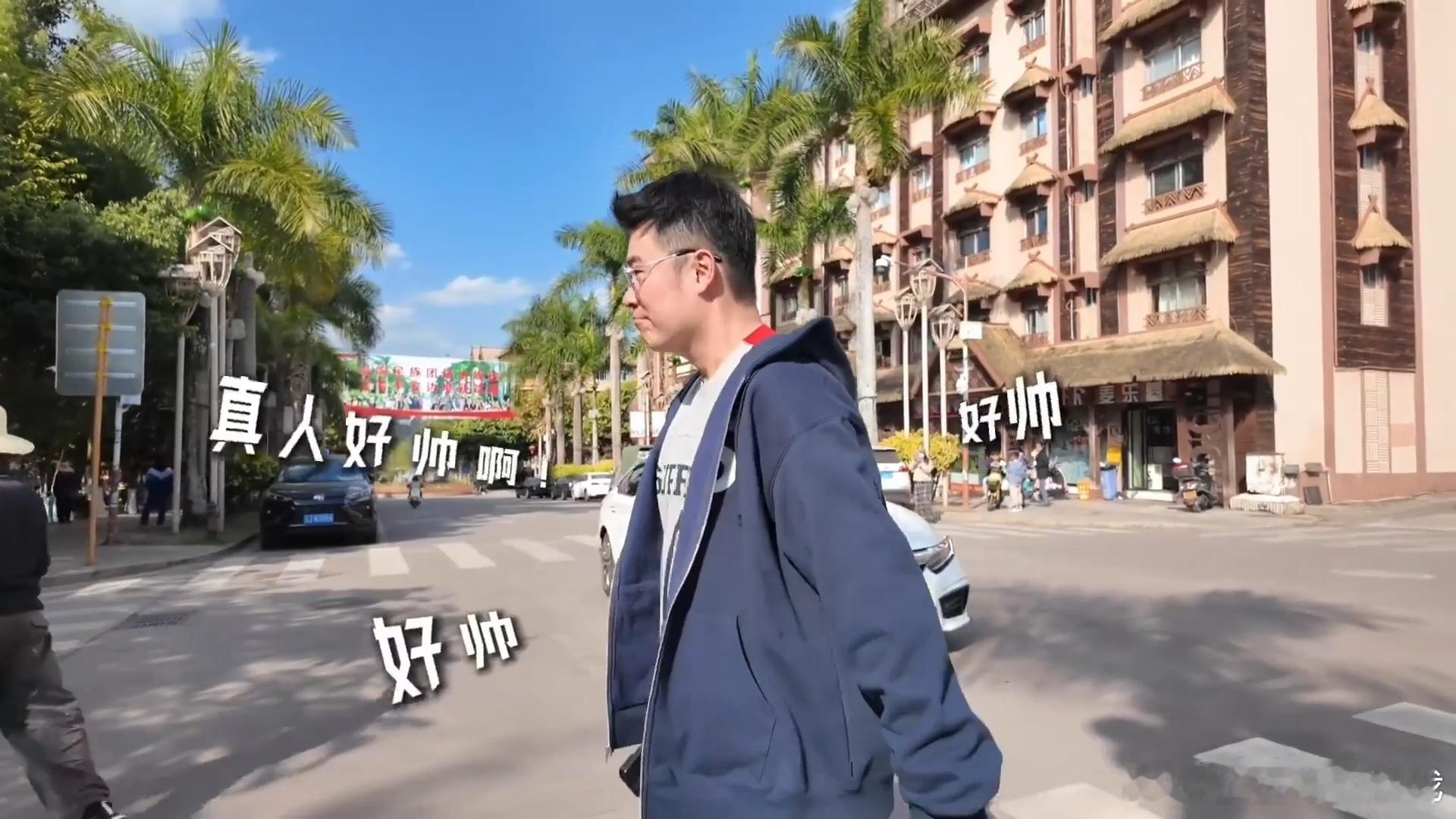 陈赫录五哈胖了很多路人夸陈赫好帅五哈旅行模式太惬意，硬生生把陈赫养胖了不少。脸蛋