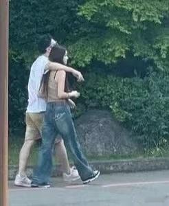 #网友偶遇王思聪和新女友##王思聪别忘了过父亲节#王思聪别忘了过父亲节，真是 ​