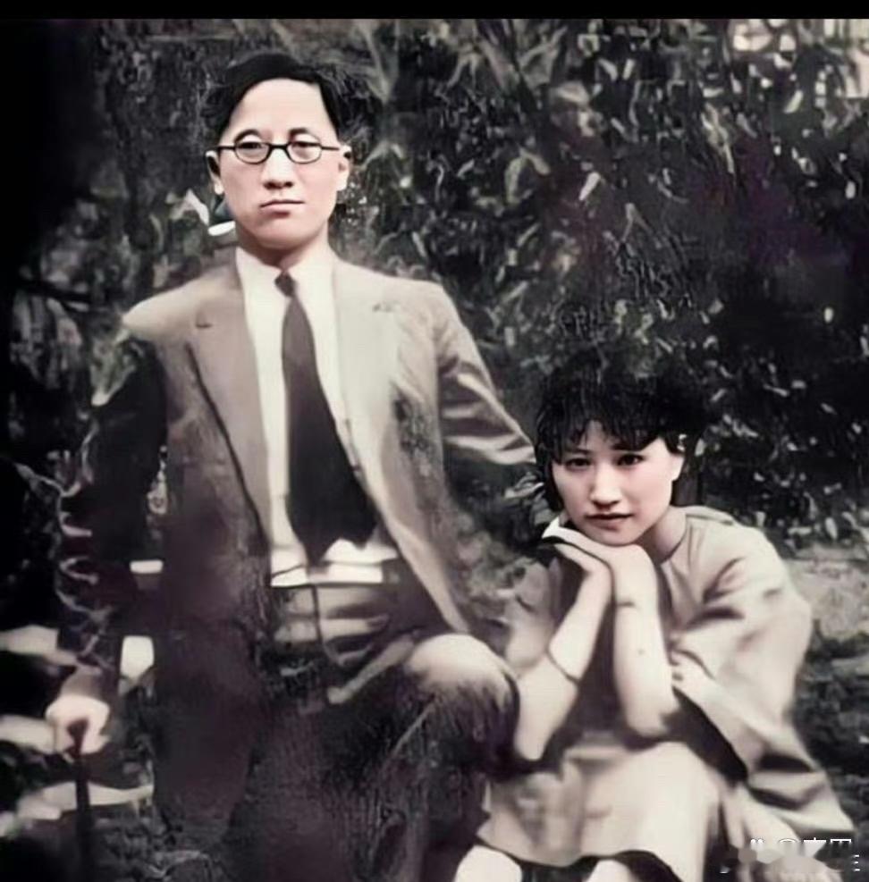 1930年，徐志摩和陆小曼新婚不久，共同出游时留下了两张照片！这时候的陆小曼年方