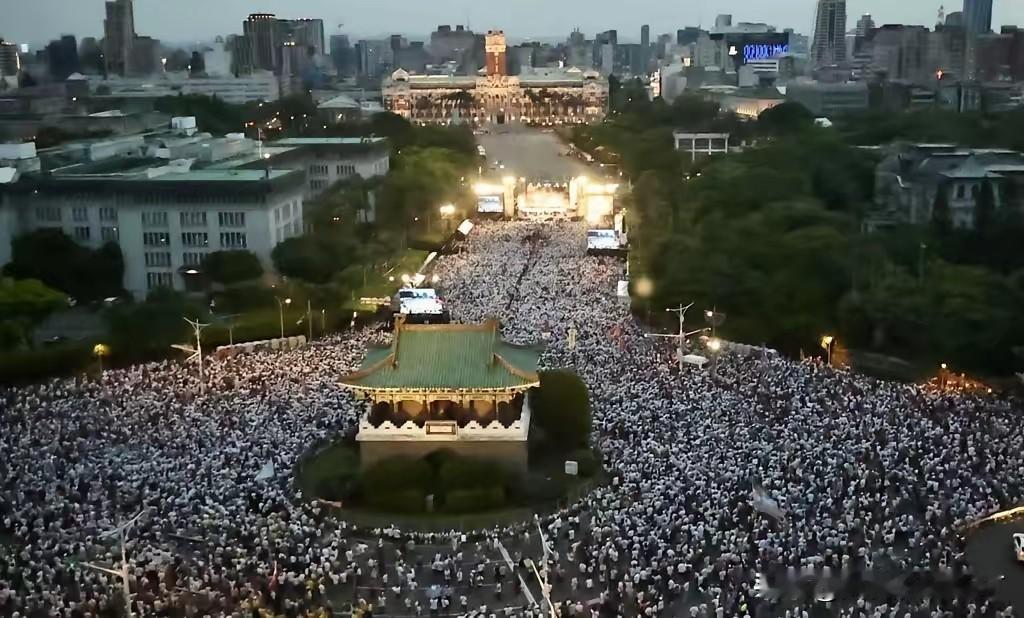 台北凯达格兰大道附近于7月24日出现举行台湾共产党相关政治活动的壮观场景，以此表