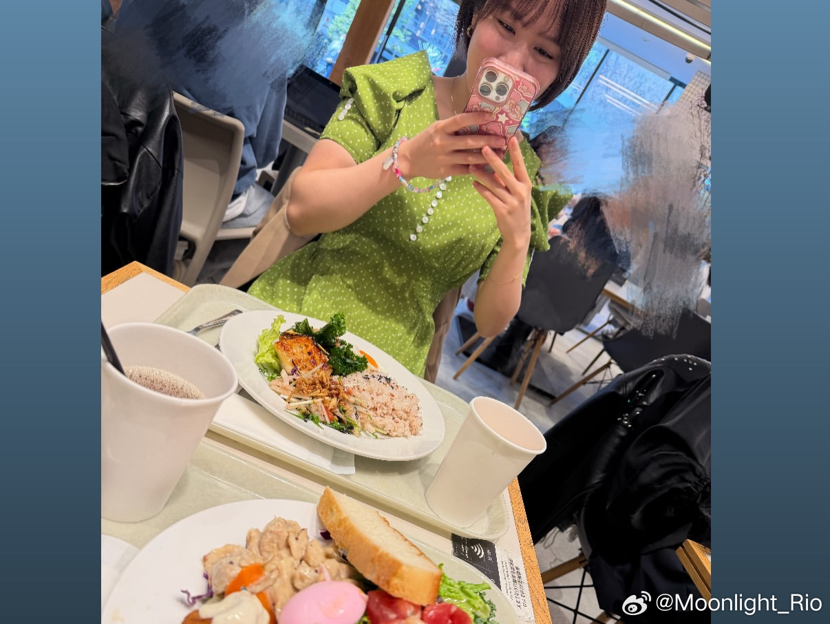 miu今天穿的绿色波点裙👗 