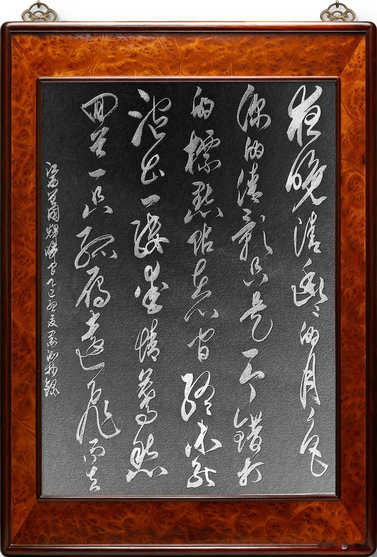 -诗歌《瞬间》

夜晚清幽幽的月色
你的倩影只是一个错打的标点
贴在心间
终未能
