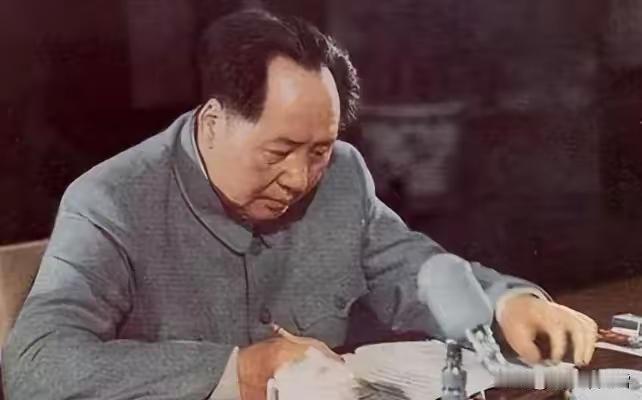 毛主席题词多写个“石”，陈锡联不解，多年后朝鲜战场见真章
 
1951年，“小钢