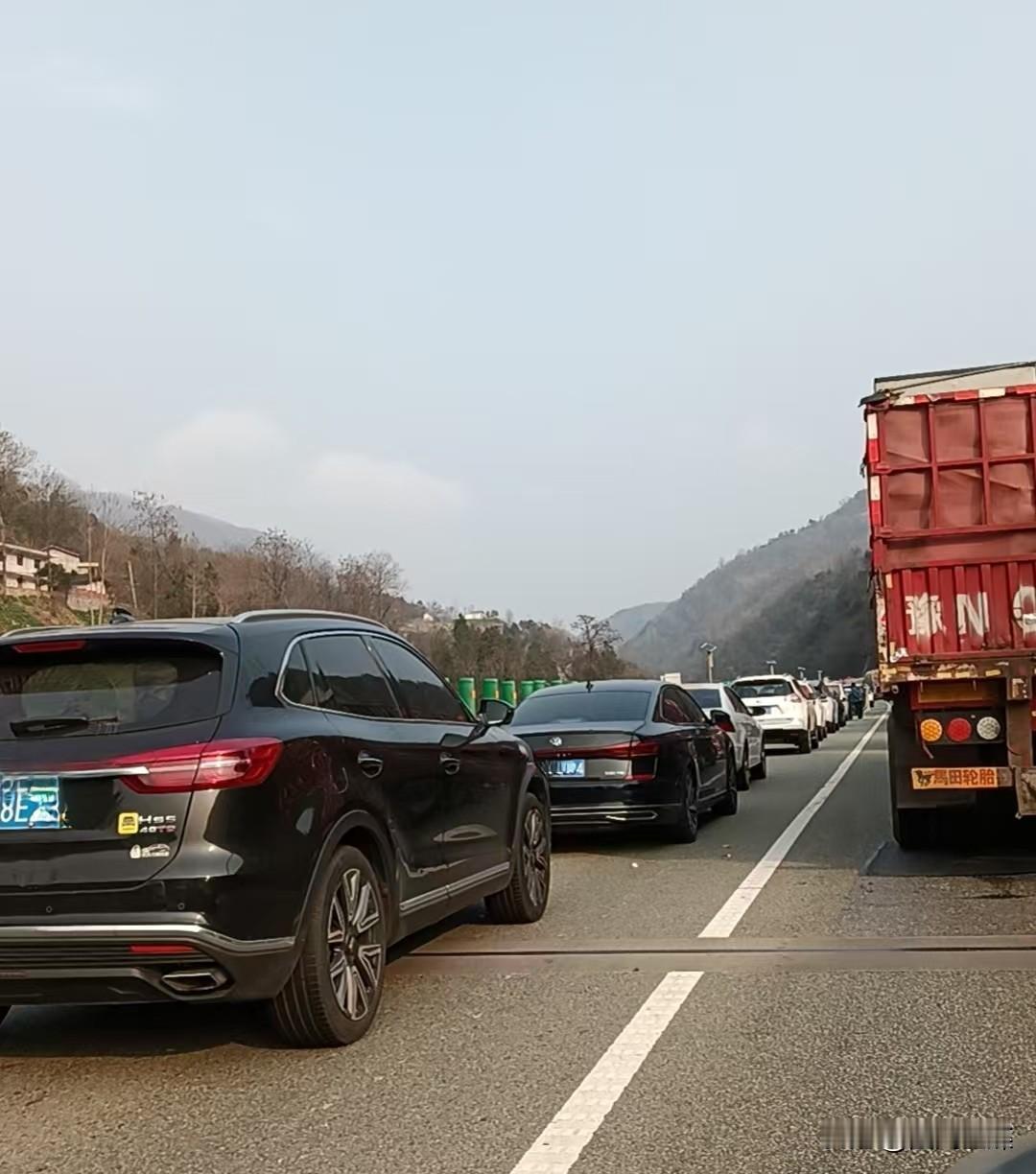 1月7日15点，京昆高速西汉段汉中至西安方向，洋县桑溪龙岗村附近因交通事故引发交