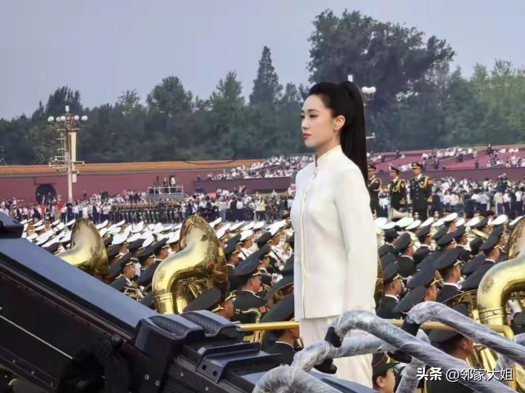 “能两次站在天安门广场，对我来说是一生的荣耀，更是一生的考验。”
 
当93阅兵