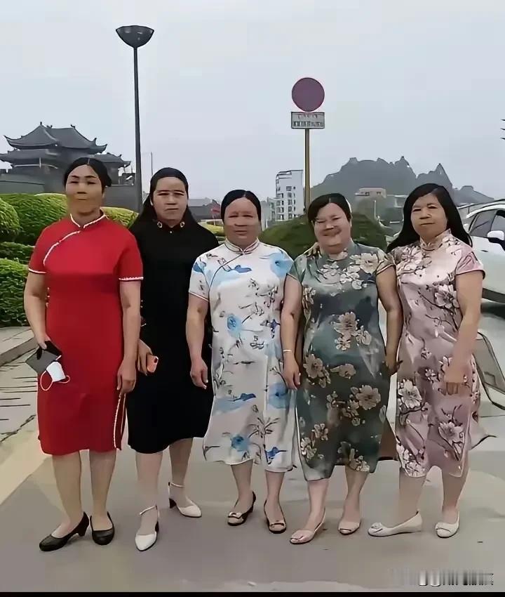 一路玩一路吃，才二十几天，这一溜大妈比出门时胖了好几圈，银子没花多少，感觉都被她