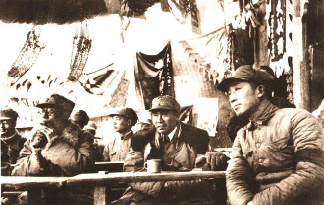 1939年1月3日，薄一波(右一)和朱德(右二)、傅钟(左一)在山西沁县举行的各