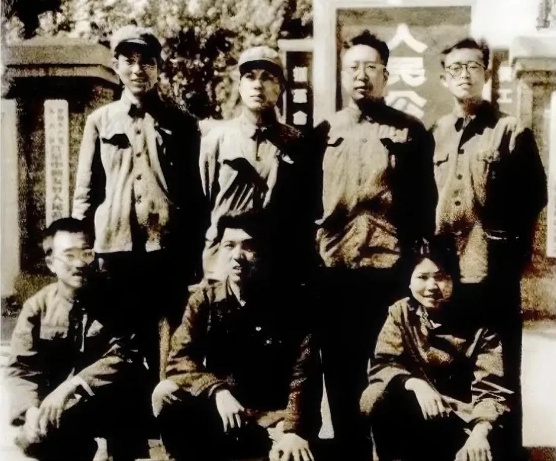 70年代，插队时的邢质斌（前排右一），一张罕见的留影，从照片中我们可以发现，当年