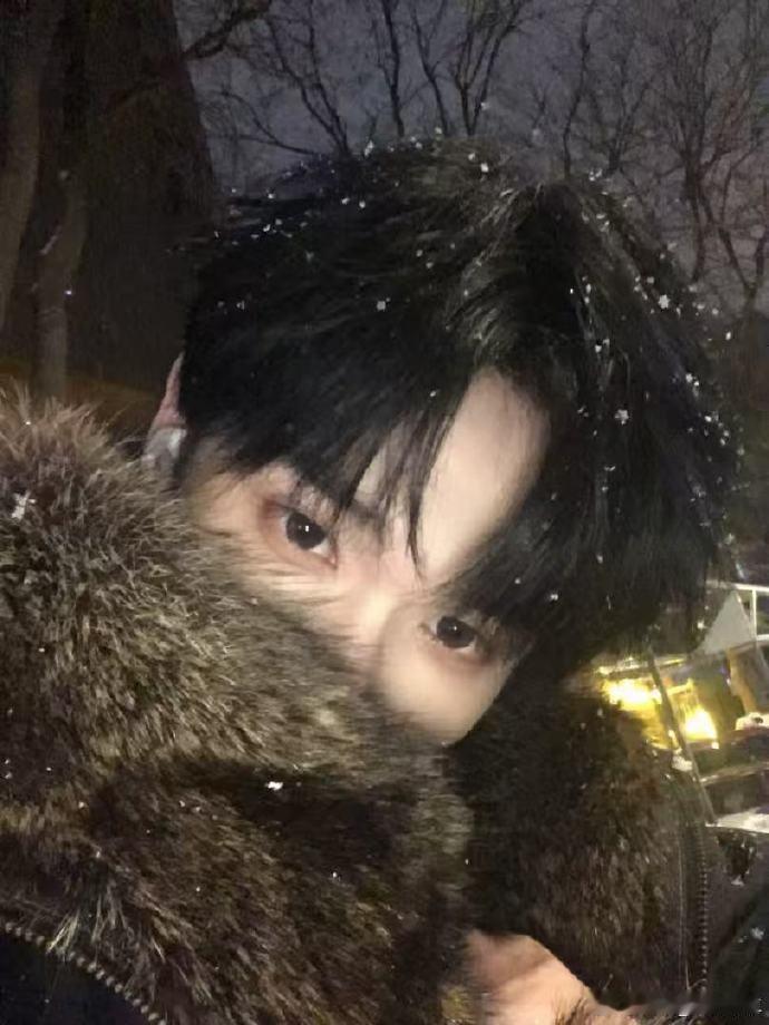 颜安余宇涵cha撒娇舞 颜安余宇涵的撒娇舞真的越看越香，软萌又不失帅气，舞台表现