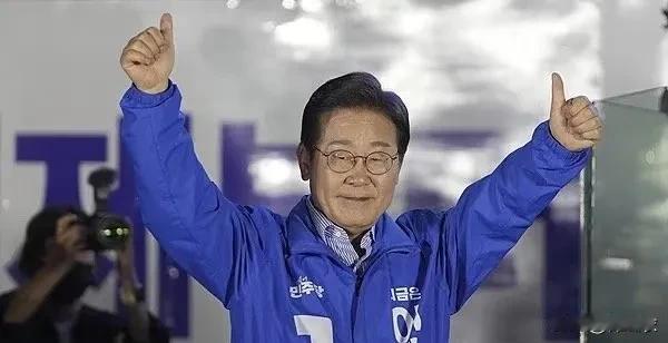 以前看综艺的时候，就能看出来李在明的心眼儿贼多 ，后来的各种新闻报道果不其然。