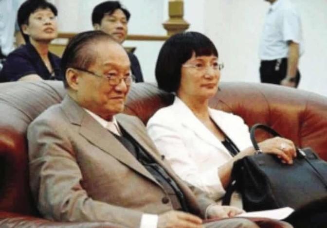 1976年，金庸出轨后，妻子朱玫提出离婚，就在两人刚签完离婚协议，金庸却突然将其