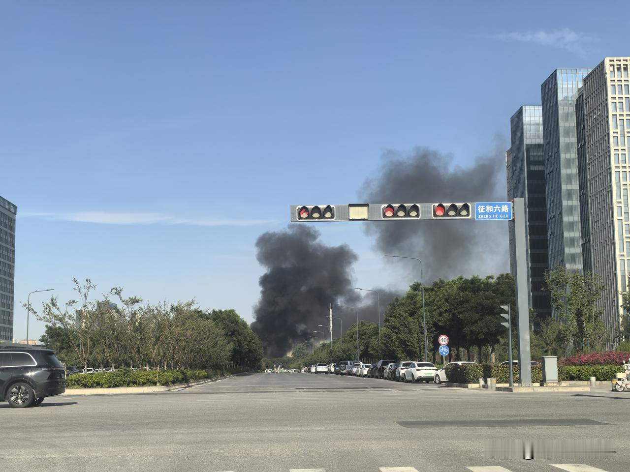 5月8日下午17：00，小编在西咸新区沣东新城征和六路东段，远远地看到一股黑色的