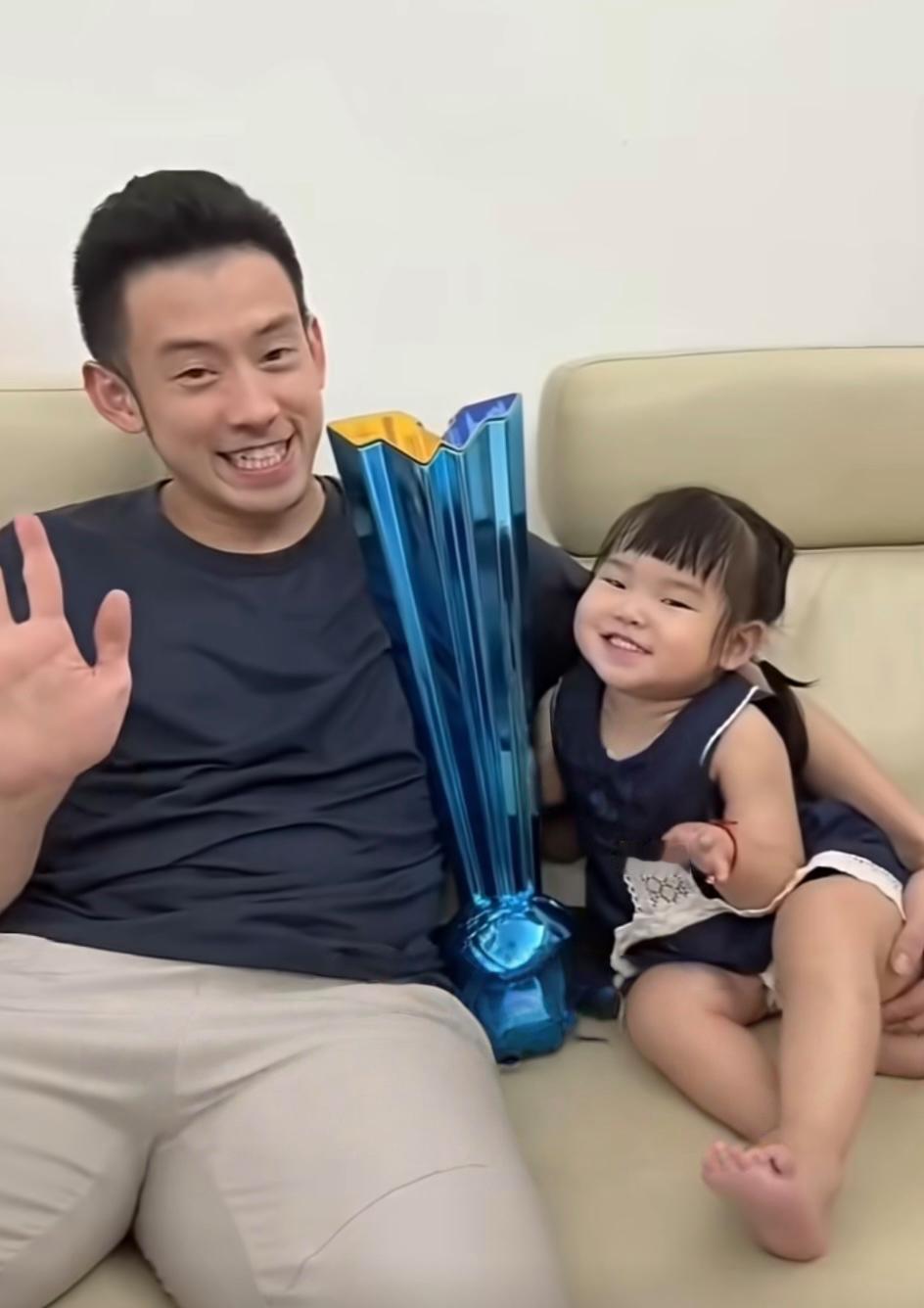 你看第一张2025那张照片，大圣抱着奖杯刚到家，就闺女凑上来，盯着奖杯稀罕得不行