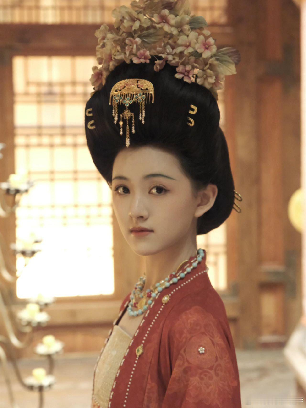 王奕婷太平年王奕婷在《太平年》演的周女英绝了，淡颜古典脸超适配，没浓妆却自带古装