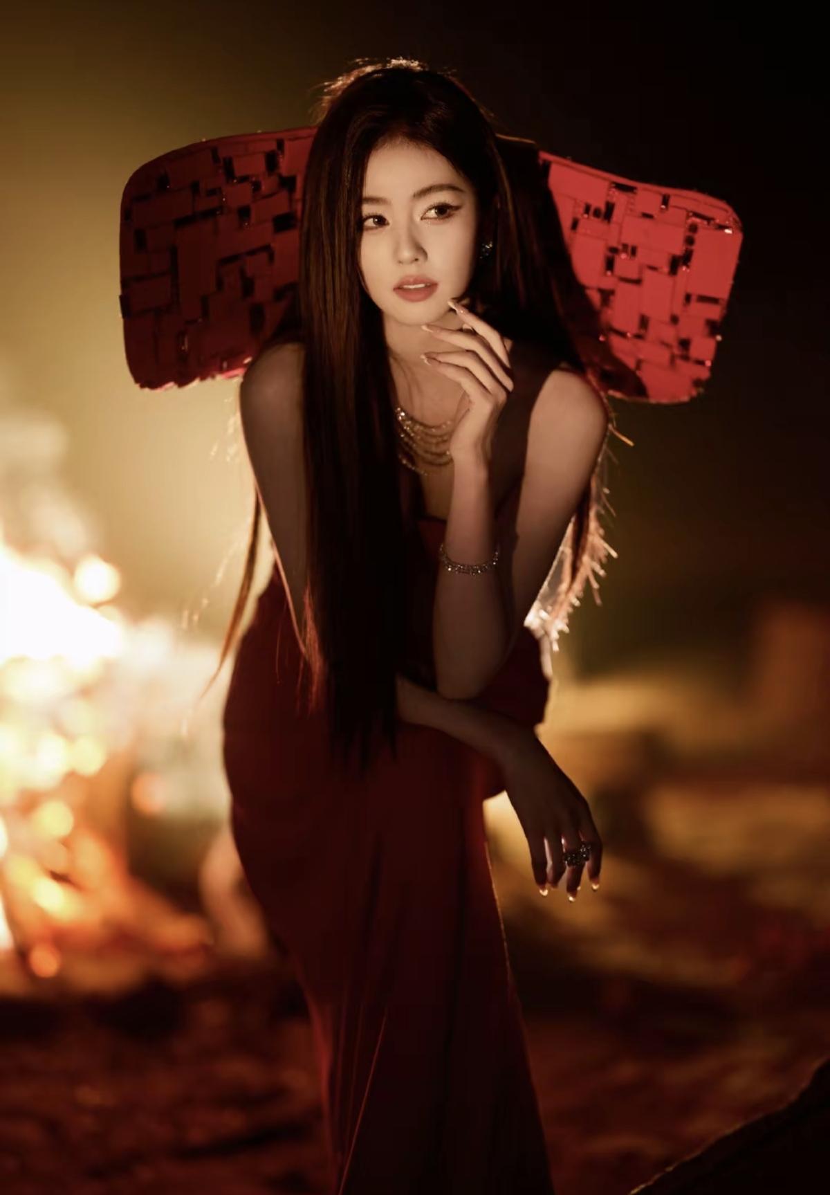 这就是白鹿的魅力，一袭红裙，在火光中盛放，美得又A又飒[比心]是仙女下凡，也是人