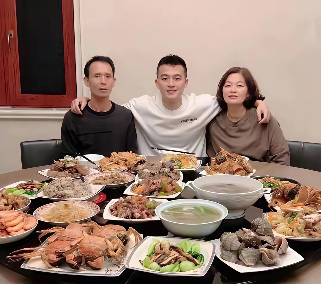 欧豪一家三口
他的父母和蔼可亲，一点也没有明星架子
他们这么多菜，吃不完，简直就