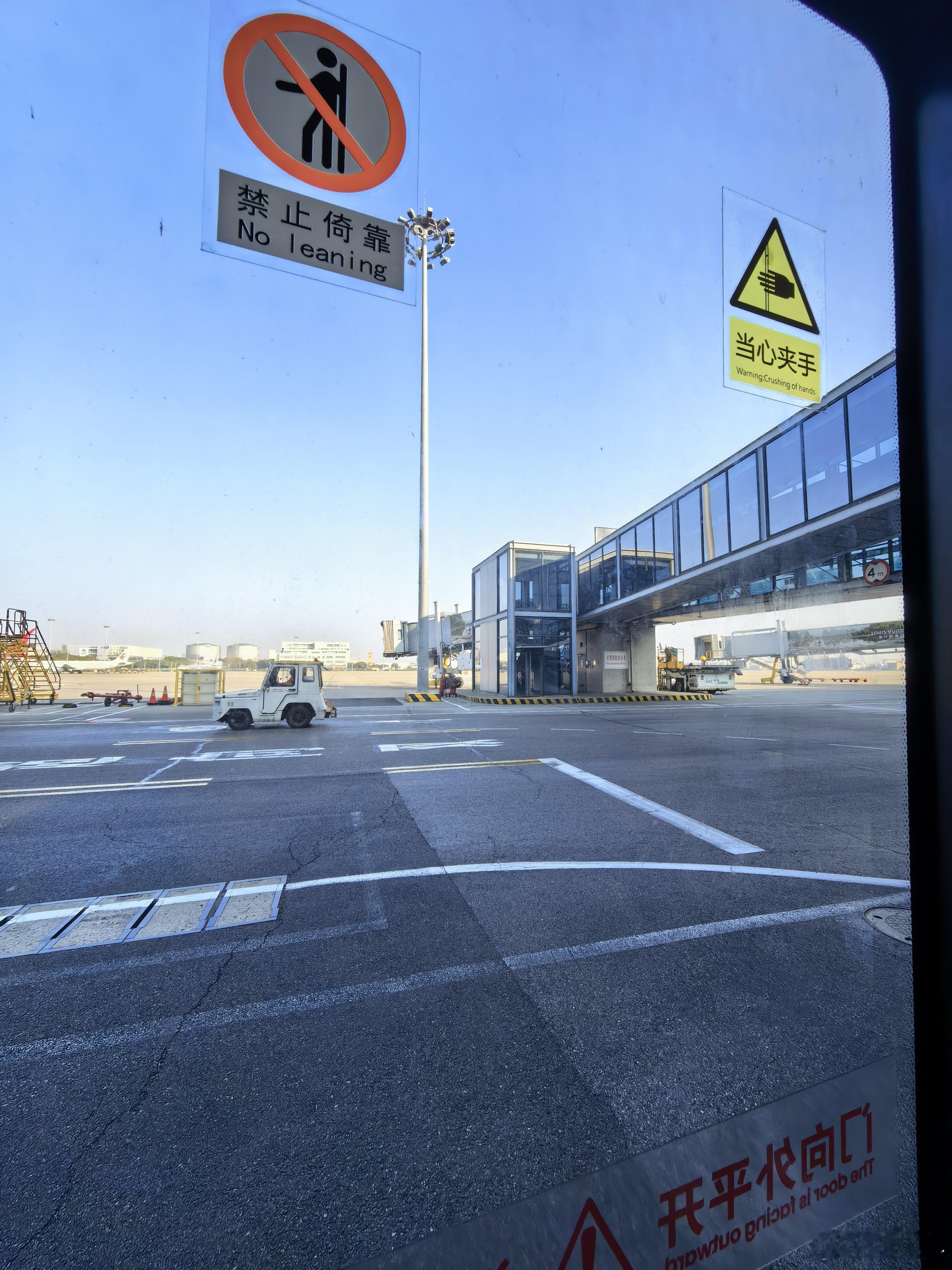 又是摆渡车，现在东航飞深圳摆渡车概率好大。什么时候摆渡车能被合理淘汰就好了，或者