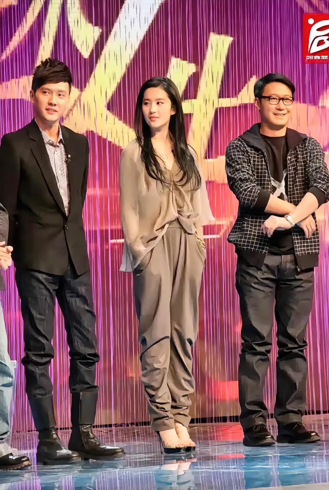 刘亦菲：那年我双手插兜，不知道什么叫对手！
黎明：那年我双臂交叉，不知道天王怎么