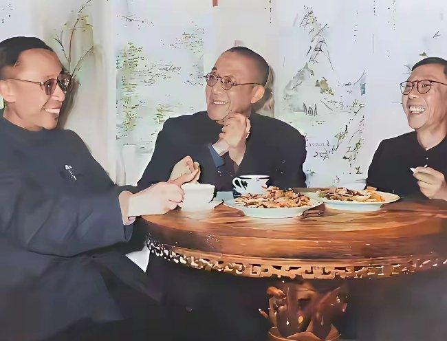 1960年，刚被特赦的溥仪，带着弟弟溥杰去探望七叔载涛。
 
这张照片里，没有皇