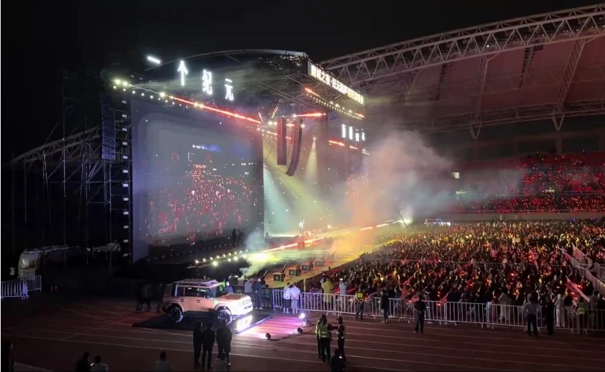 万人演唱会突发冷场，侯浪一开口全场失控