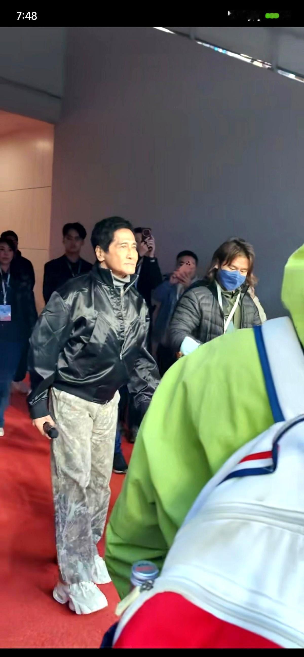 67岁了，还站在台上，嗓子哑了，手抖了，可歌还是那首歌。
门票秒光，不是年轻人抢