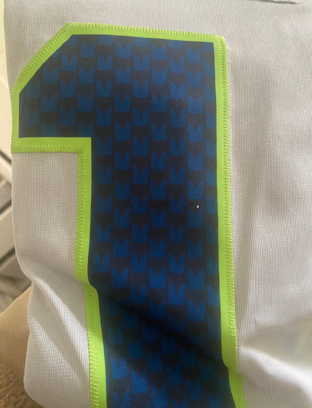 刺绣球衣掏出来了，明天万一呢？当年差点这件也有 Russell Wilson 签