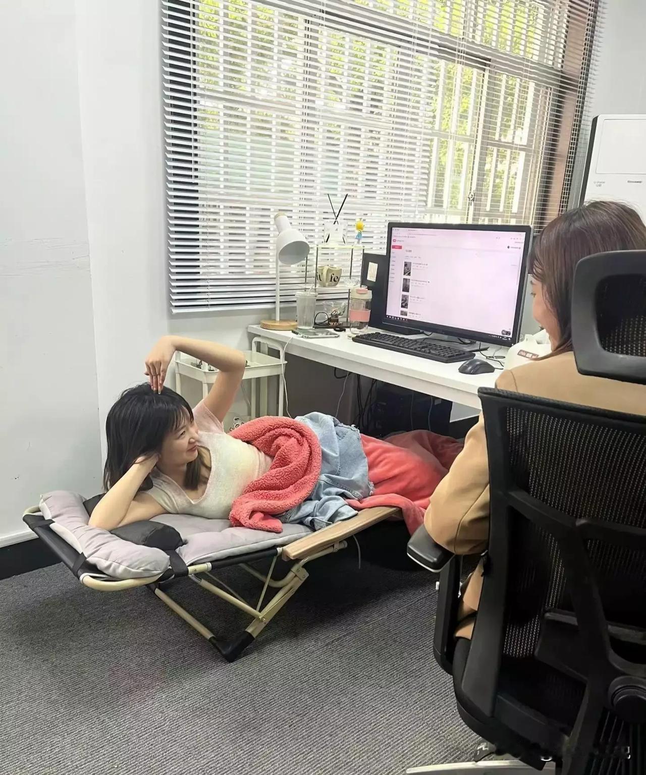 公司正常6:00下班，但在加班上，要过了7:30才算加班。慢慢的员工也找到了“对