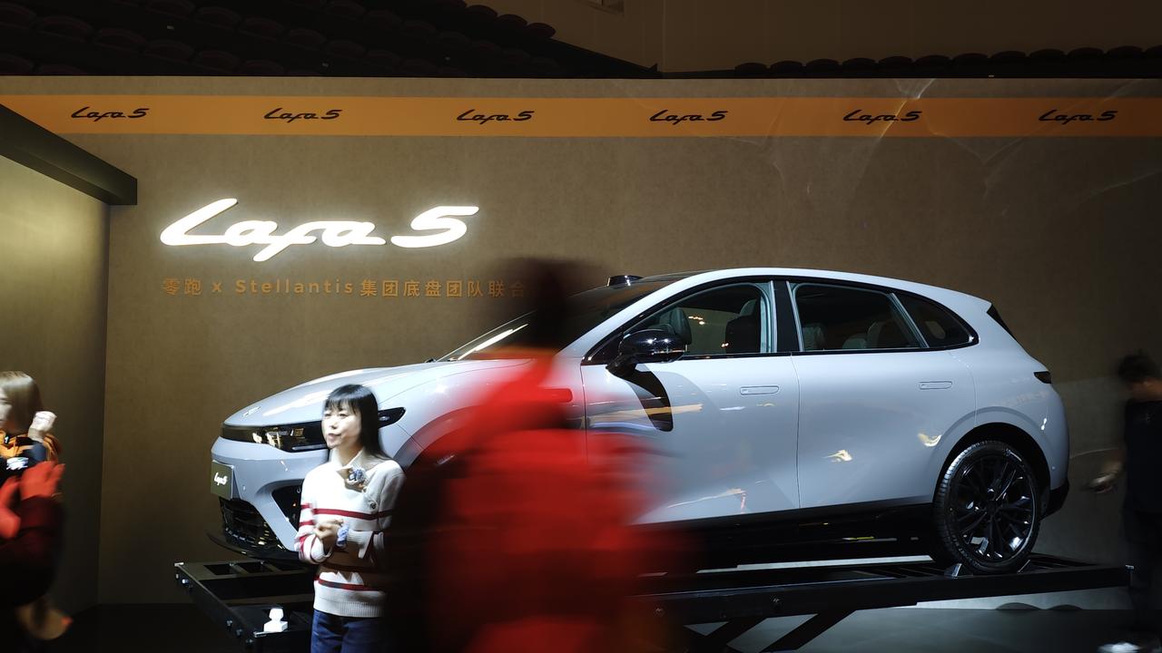 零跑lafa 5的发布会，被布置成了lafa city
亮黄色的光，屏，车，再加