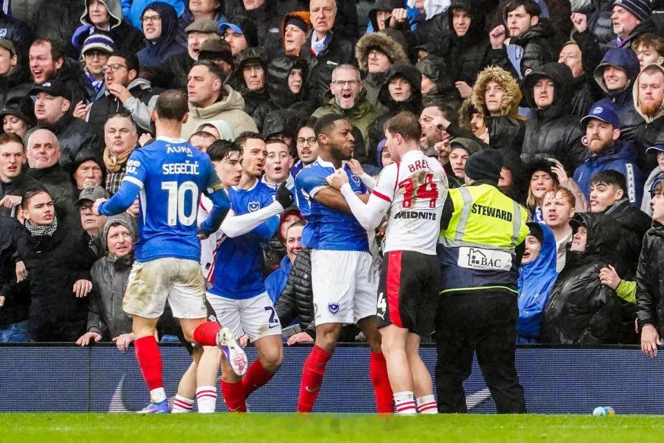 【死敌的颜色】英冠球队南安普顿，距离他们的主场圣玛莉球场半英里外，有一座大桥，每