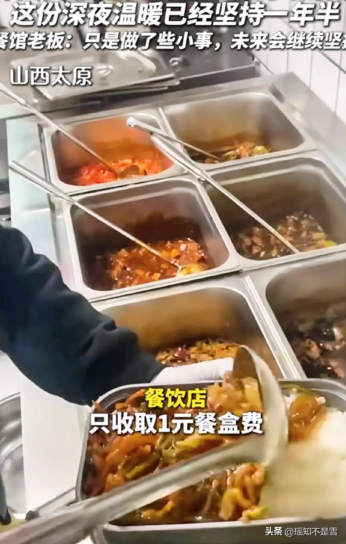这家饭店火了！山西太原，有人发现一饭店晚上十点后了，门口还是排了一大堆骑手，他以
