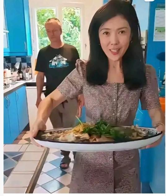 中国人讨厌苏芒是有依据的，并不是无的放矢。
苏芒在中国宣扬女性做家务是靠拢，在国