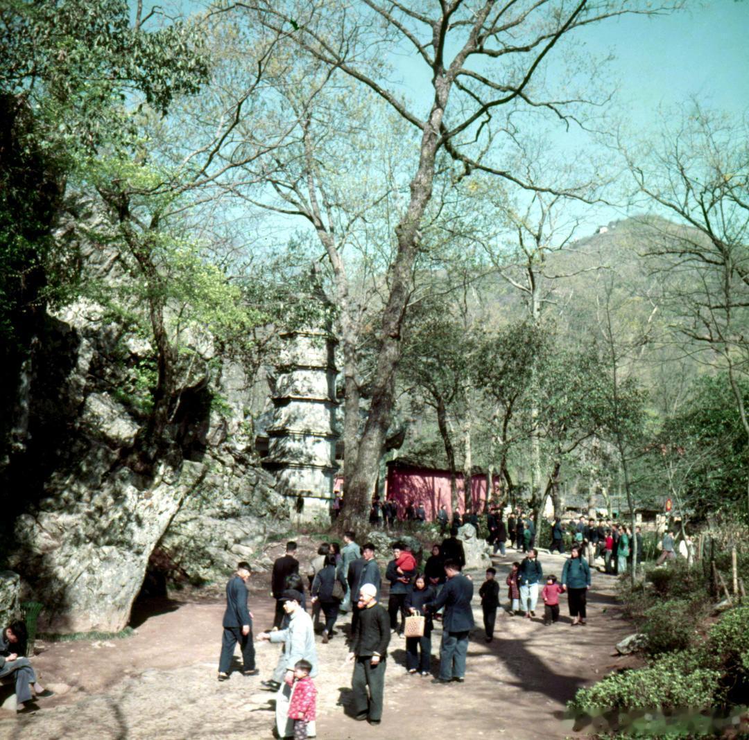 1955年 浙江杭州 游人游灵隐寺。 摄影 张韫磊 ​​​
