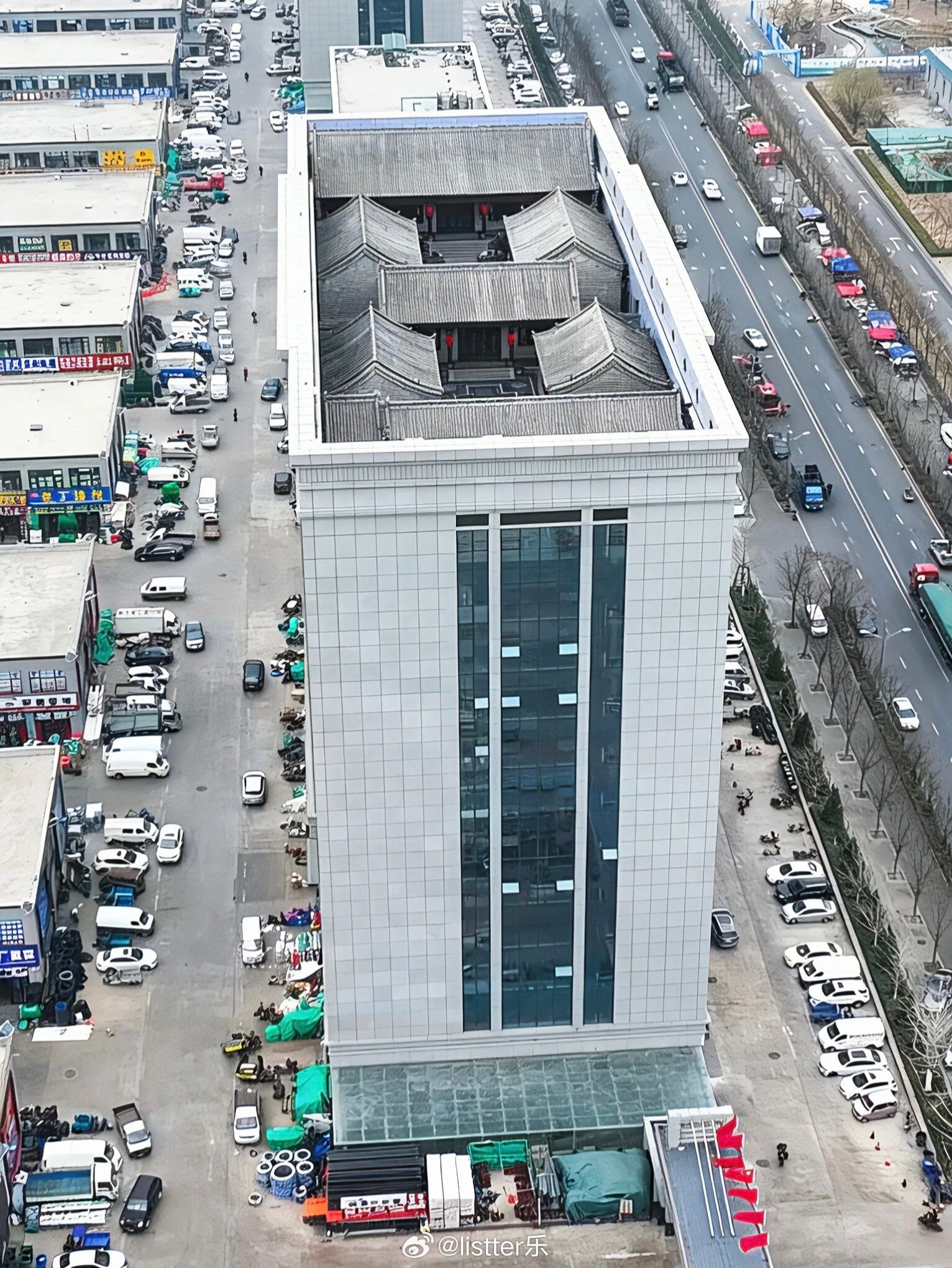 真的是大隐隐于市的感觉，外面看一栋正常的高楼，结果顶楼隐藏着一套四合院，这根本想