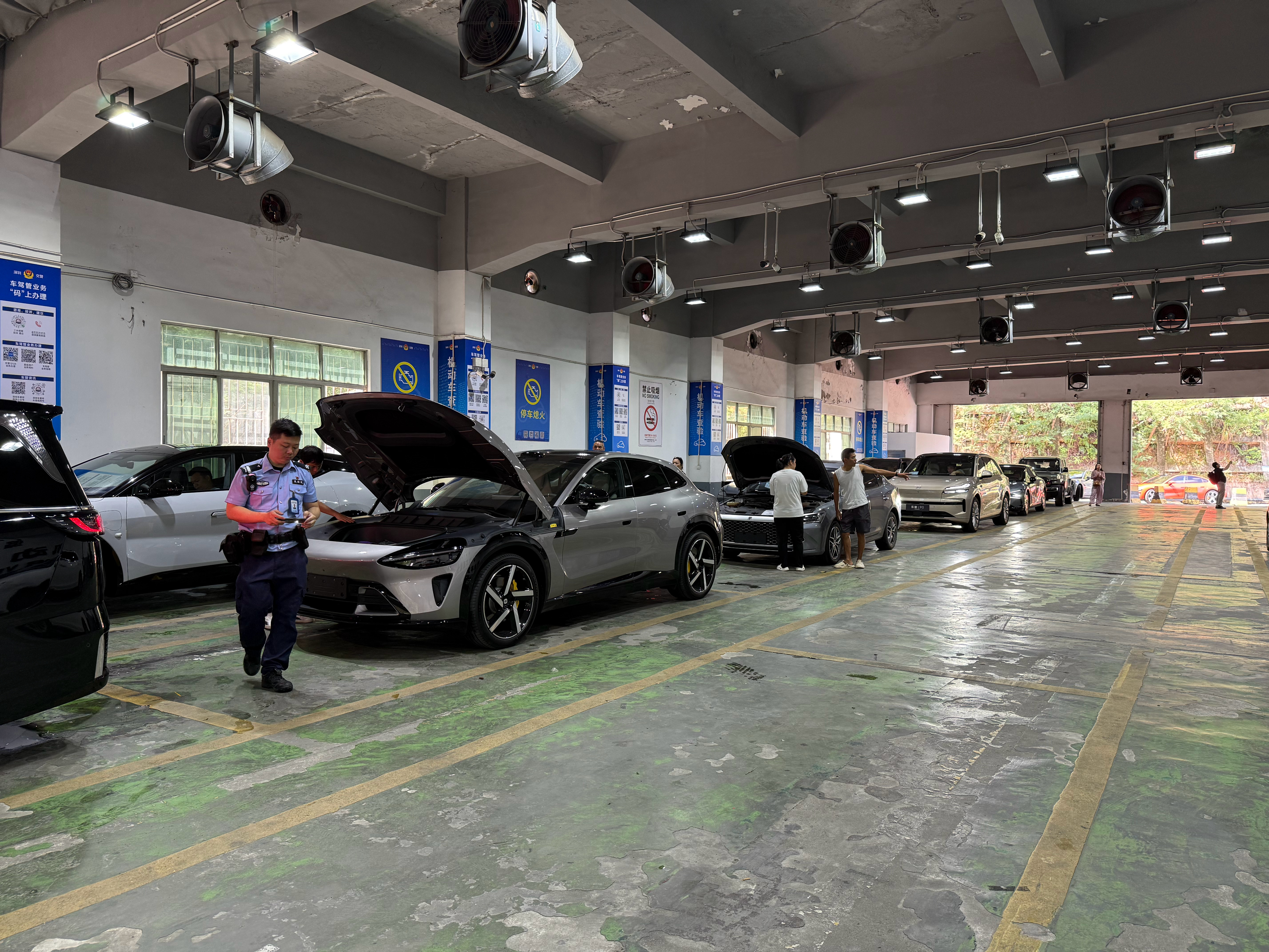 来验车给我的yu7上个户口，前面停着一台岚图梦想家，后面停着一台乐道l90，基本