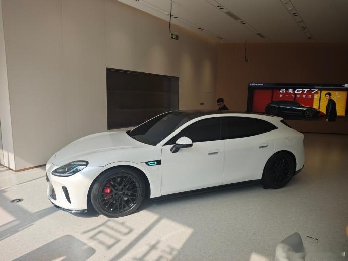 启境GT7单店预订超400台 启境GT7这款车卖得好是有原因的，因为确实太帅了！
