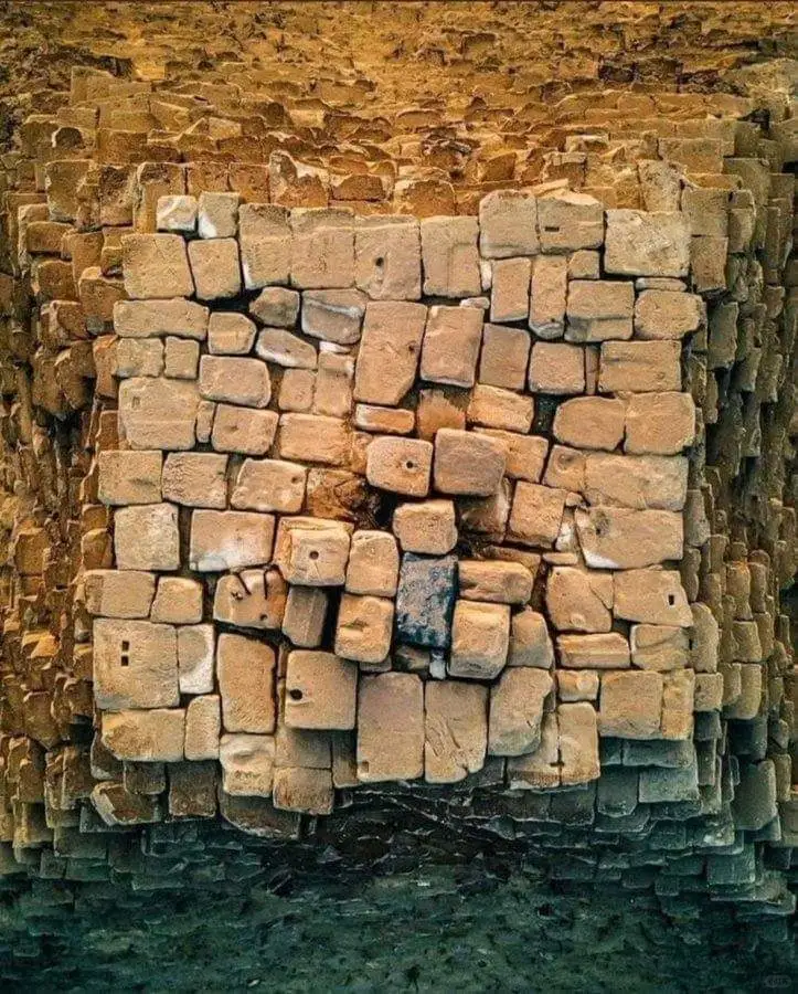 这是埃及吉萨大金字塔（胡夫金字塔）的顶部。这座金字塔高约 449 英尺...