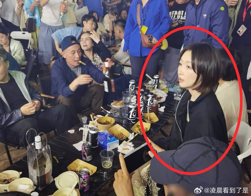 周冬雨一场饭局，被人夸能忍。 一桌子人吞云吐雾，就她一个，全程没皱一下眉头。 这