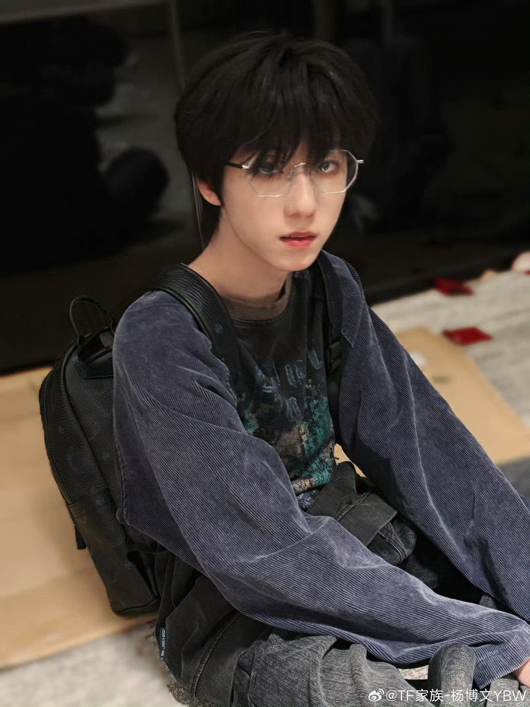 杨博文逗小女孩手拿把掐  杨博文又双叒更博：看我卸妆依旧休想！看一个多月前的古早