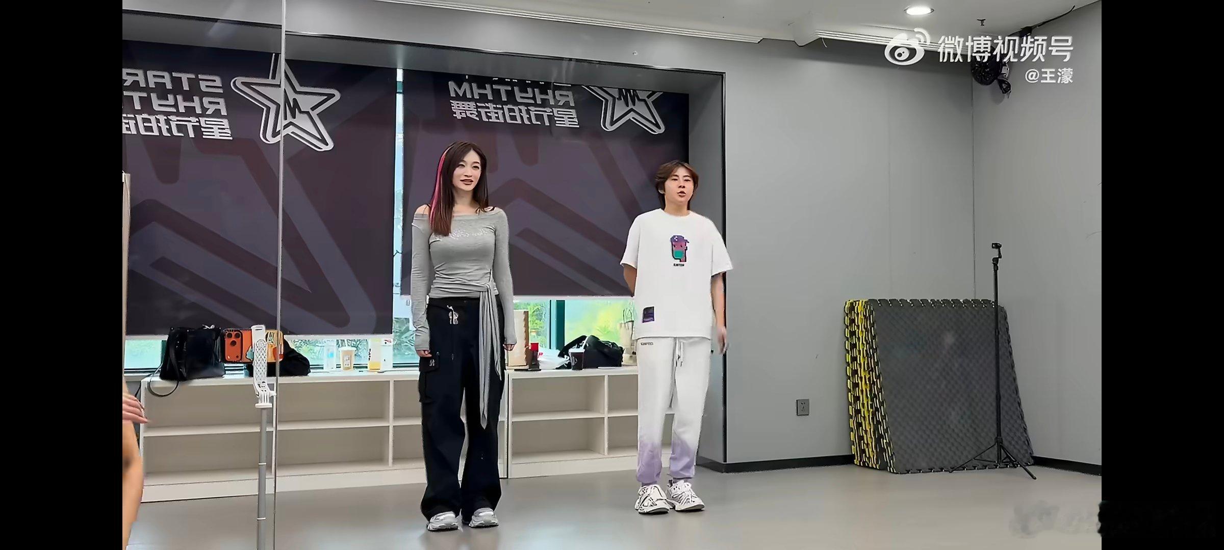 王濛教李小冉普通disco王濛李小冉共创别人的跨界合作是拍广告拍杂志，李小冉和王