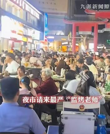 6 月 1 日晚，河南新乡一处夜市里，灯光亮得晃眼，路边的烧烤摊坐满了人。夜市中