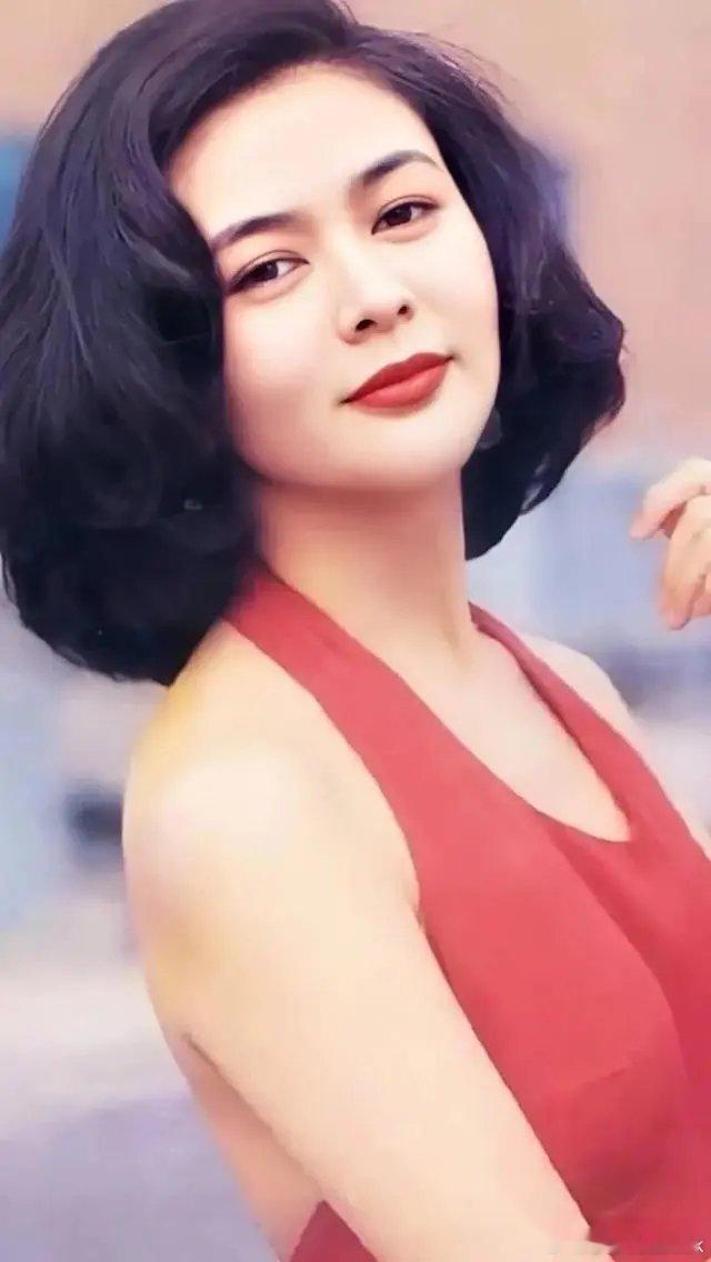 关之琳年轻时容颜倾城，眉眼盈盈似画，风姿绰约 