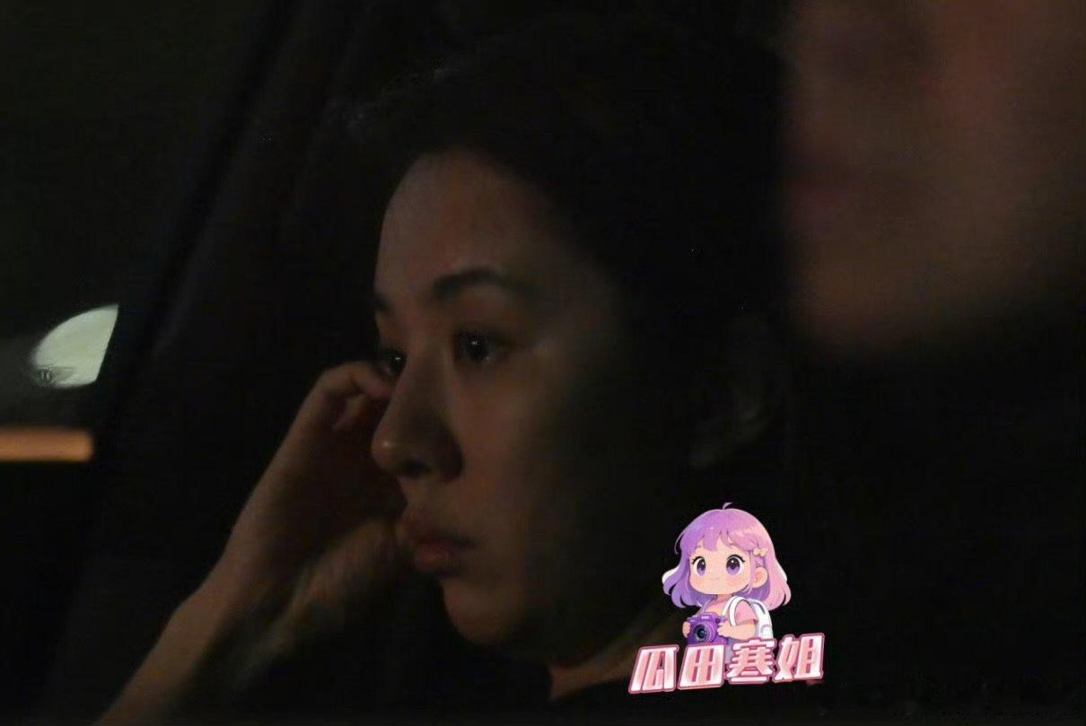 俞灏明王晓晨出门逛街俞灏明王晓晨出门逛街，好有夫妻相！俞灏明王晓晨在地库抽烟 ​