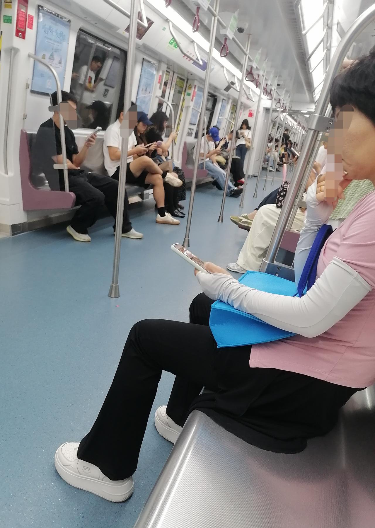 不要被影视剧骗了，现实生活里，美女帅哥并没有那么多！美貌一直都是稀缺资源！
在某