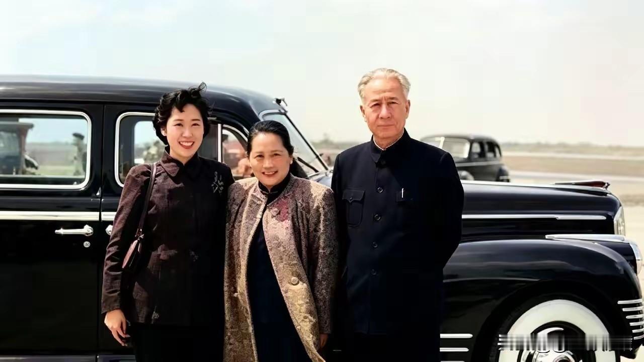 重温1957年机场珍贵历史合影。左为王光美，中间宋庆龄，右侧是刘少奇。
三位时代