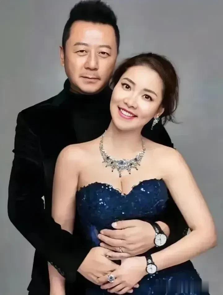 原来他俩是夫妻！真是郎才女貌，太般配了！
丈夫郭涛大家都很熟悉，他1967年出生