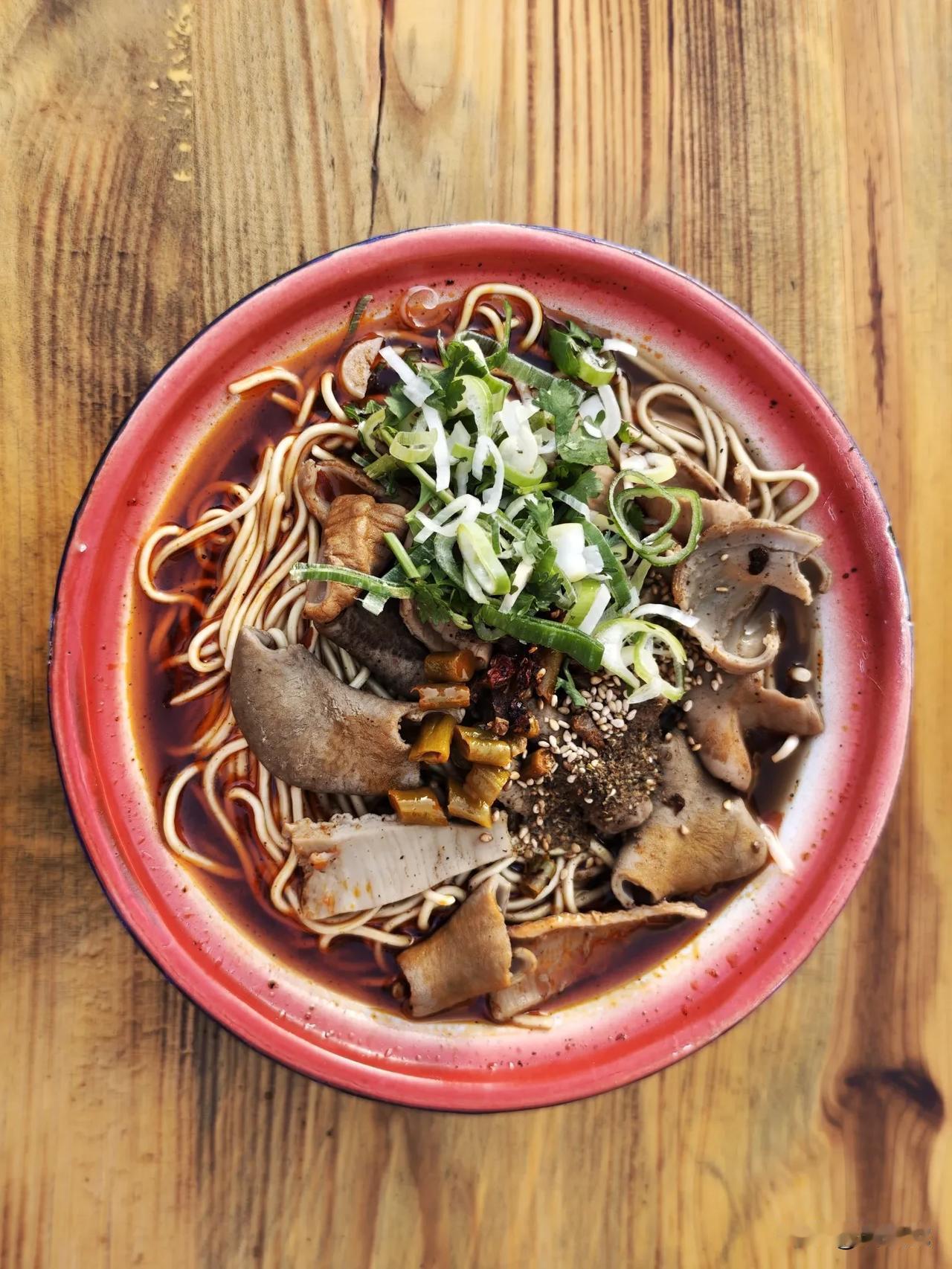 襄阳的牛肉牛杂面那可是一绝。这面有300多年历史了，从清朝康熙年间就有了。
就说