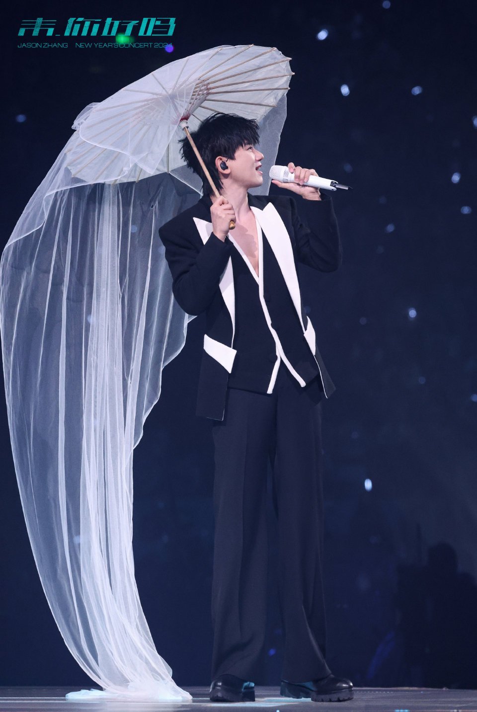 #张杰一个人pk所有卫视# OMG，看张杰的演唱会也太享受了吧[哇]不仅舞美舞台