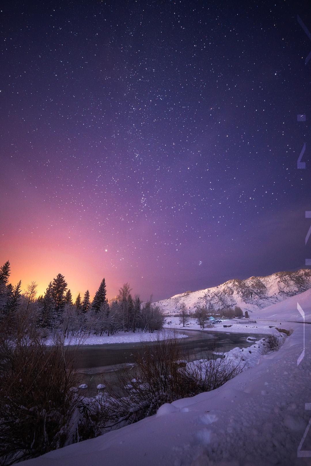 今日份可可托海紫色星空。拍摄完日落后徒步走回镇上 中途实在走不动了转身遇见这一幕