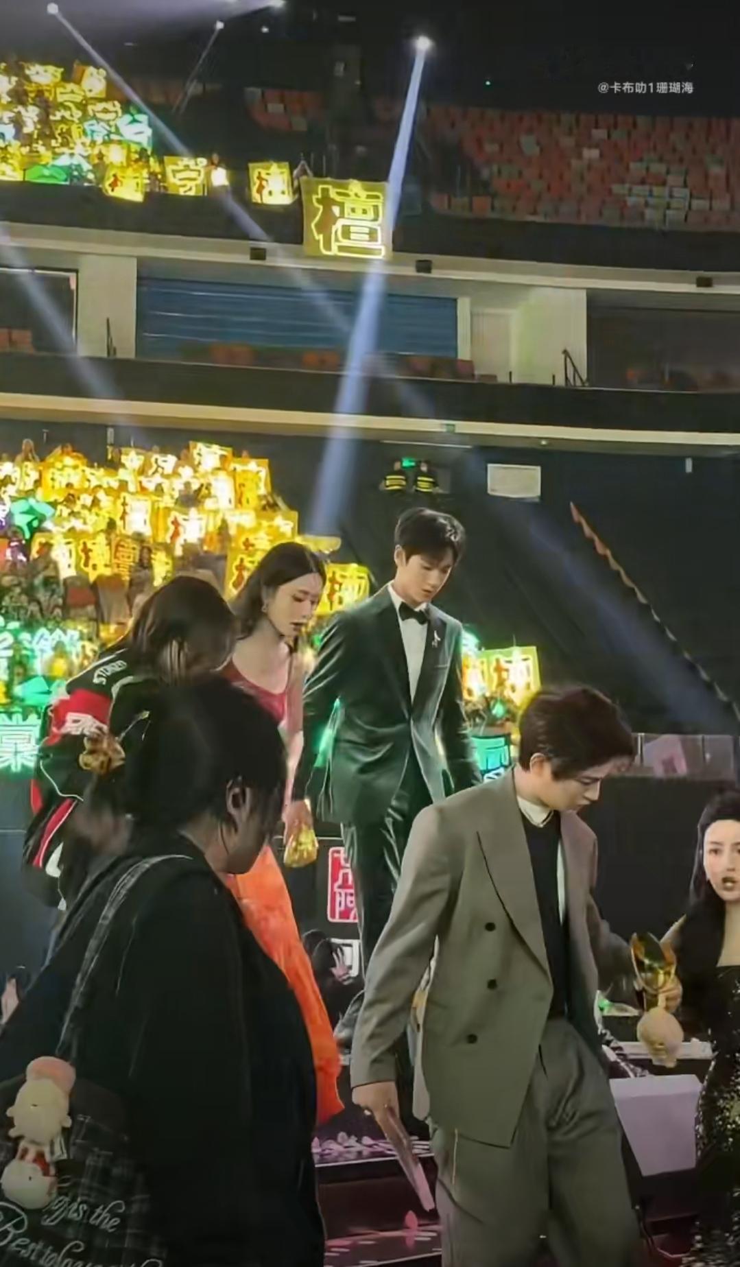 腾讯视频VIP之星领奖刚结束，后台比舞台还精彩。李昀锐跟孟子义说“我走了”，孟姐